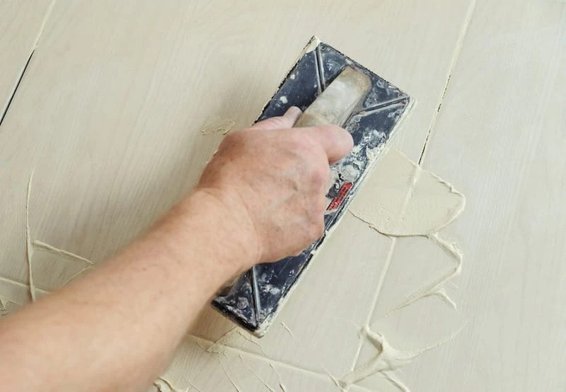 Lỗi thi công keo chà ron epoxy 2 thành phần - Lưu ý cần tránh 3 keo dinh len be mat gach